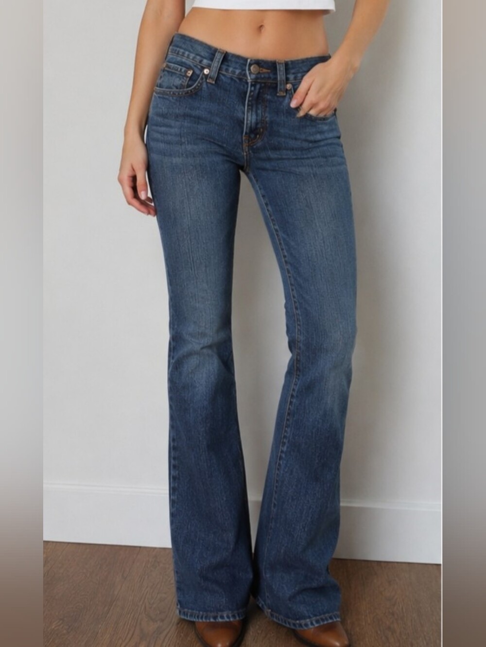 Levi's 542 Low Flare Bootcut Jeans Women's Size 4M Medium Wash Stretch Denim Y2K